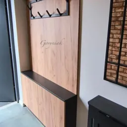 garderobianka w wiatrołapie przedpokoju