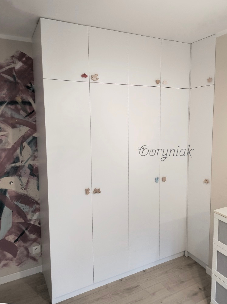 szafa uchylna narożna w młodziezowym pokoju