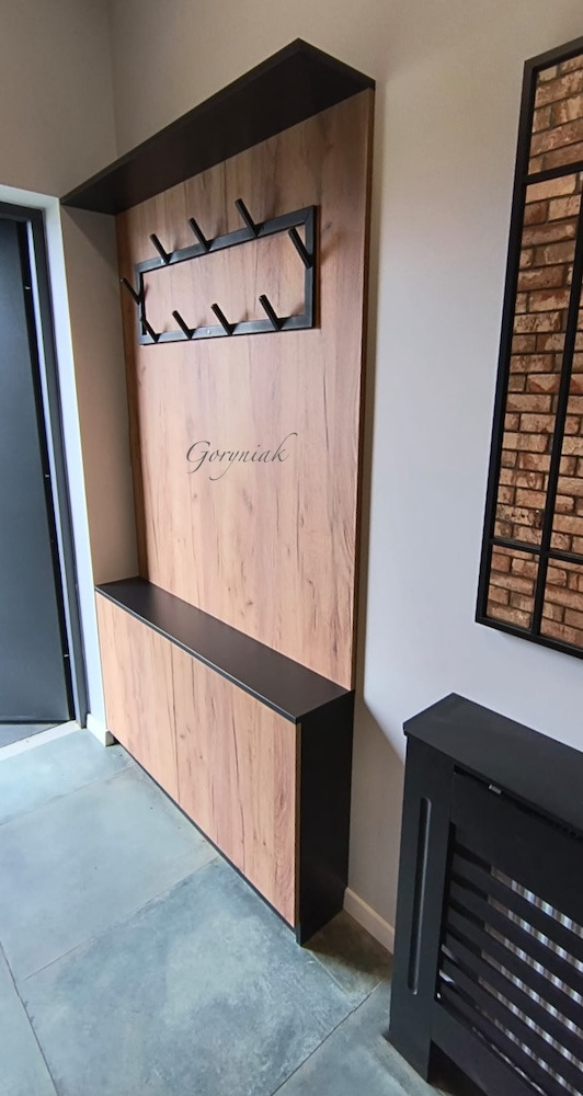garderobianka w wiatrołapie przedpokoju