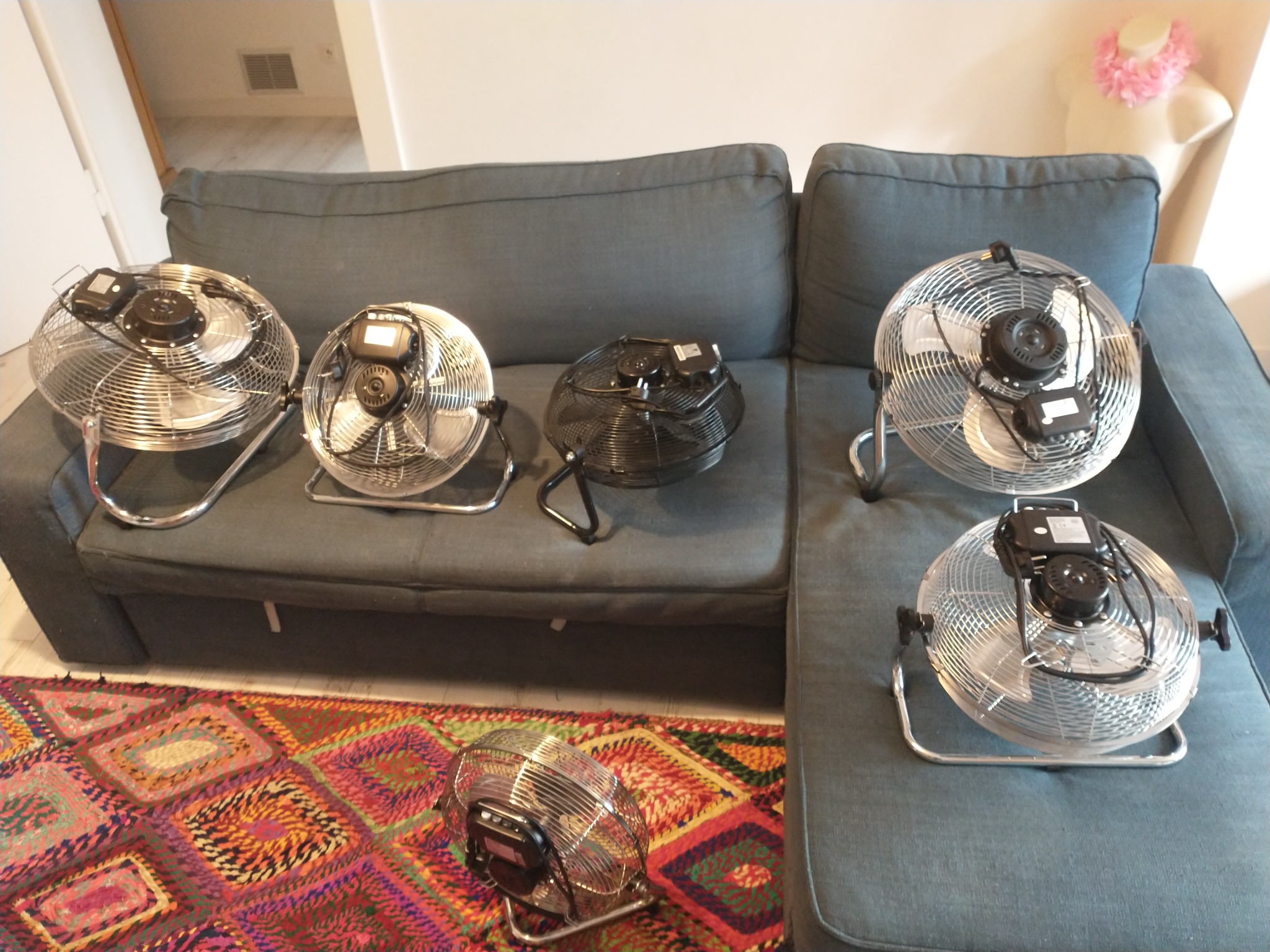 Sześć cyrkulatorów powietrza o niskim poborze mocy.