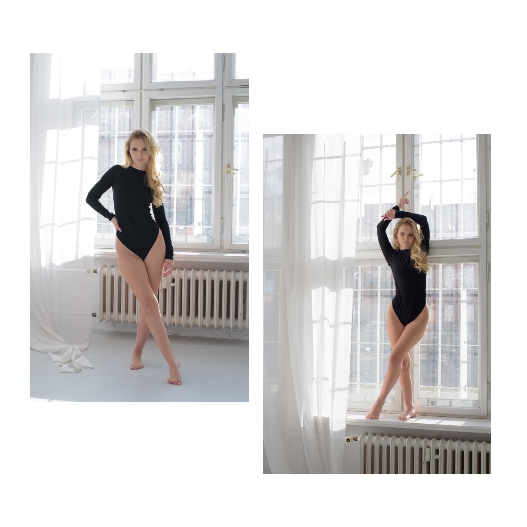 Dwie pozy tej samej blondwłosej kobiety w czarnym body na tle okna z białymi zasłonami i grzejnikiem. Po lewej stoi na podłodze, po prawej siedzi na parapecie.