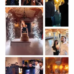 Kolaż zdjęć z osiemnastki: tort z fontannami iskier, tańczący goście, fotografowie z aparatem, uśmiechnięci ludzie. Ciepłe oświetlenie, ceglane ściany w tle.