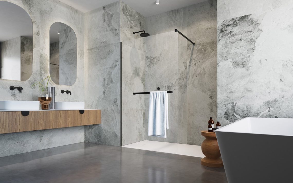 Nowoczesna łazienka z marmurowymi płytkami, podwójną umywalką nablatową na drewnianej szafce, kabiną prysznicową typu walk-in z czarnymi elementami i białym ręcznikiem.