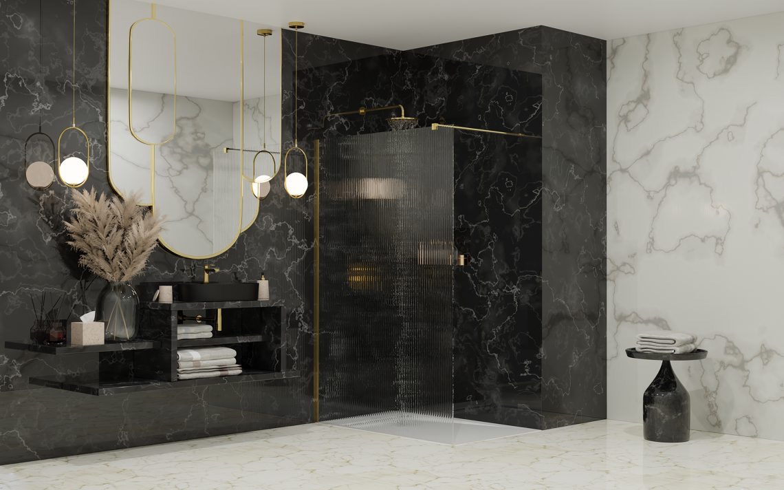 Nowoczesna łazienka z czarnymi marmurowymi płytkami, szklaną kabiną prysznicową z ryflowanym szkłem, wiszącą szafką z umywalką i złotymi akcentami oświetleniowymi.