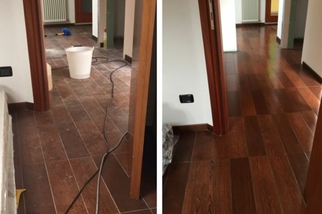 Porównanie stanu podłogi przed i po czyszczeniu: po lewej brudna, matowa brązowa terakota z wiadrem i sprzętem, po prawej lśniący, polerowany parkiet z ciemnego drewna.