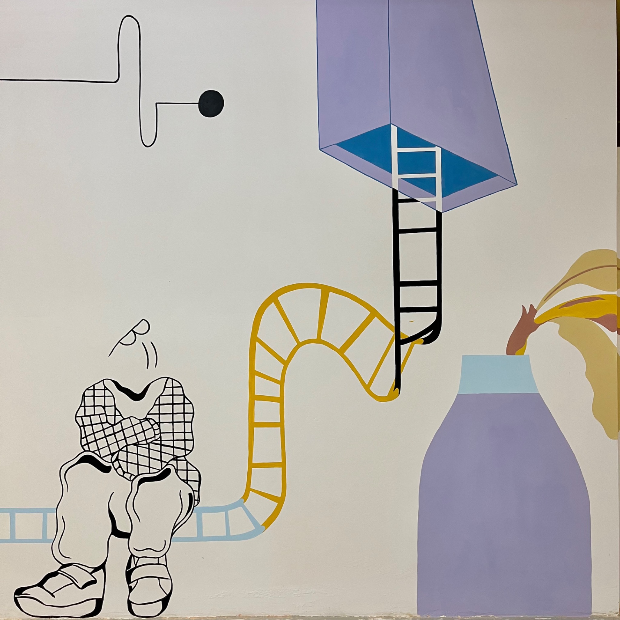 Abstrakcyjne malowidło ścienne z geometrycznymi kształtami, postacią w kratkę, drabiną i wazonem z kwiatami w pastelowych kolorach.