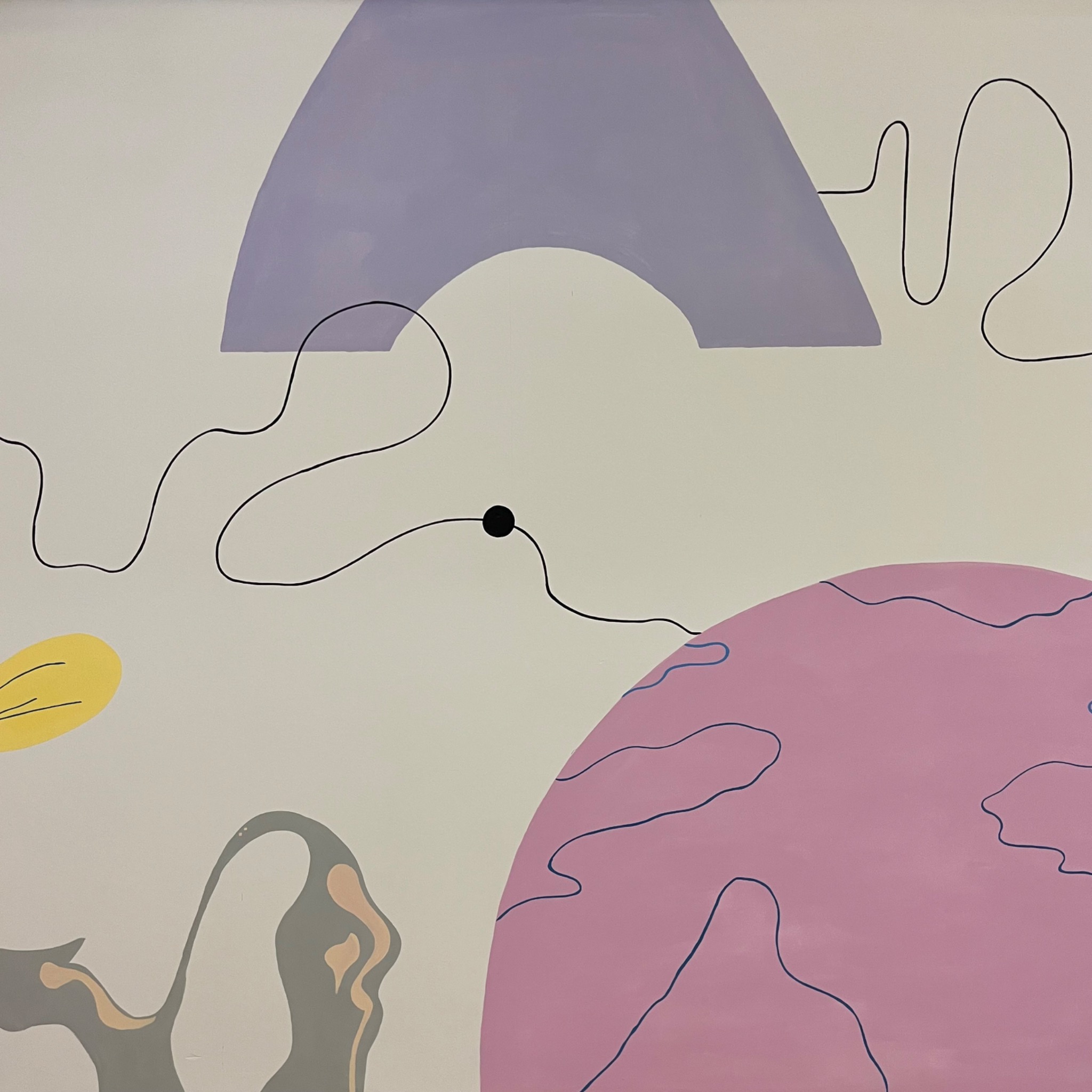 Abstrakcyjna kompozycja na płótnie w pastelowych kolorach: fioletowy łuk, różowe koło z ciemnymi liniami, żółta plama i szaro-beżowa forma organiczna, połączone czarną, wijącą się linią.