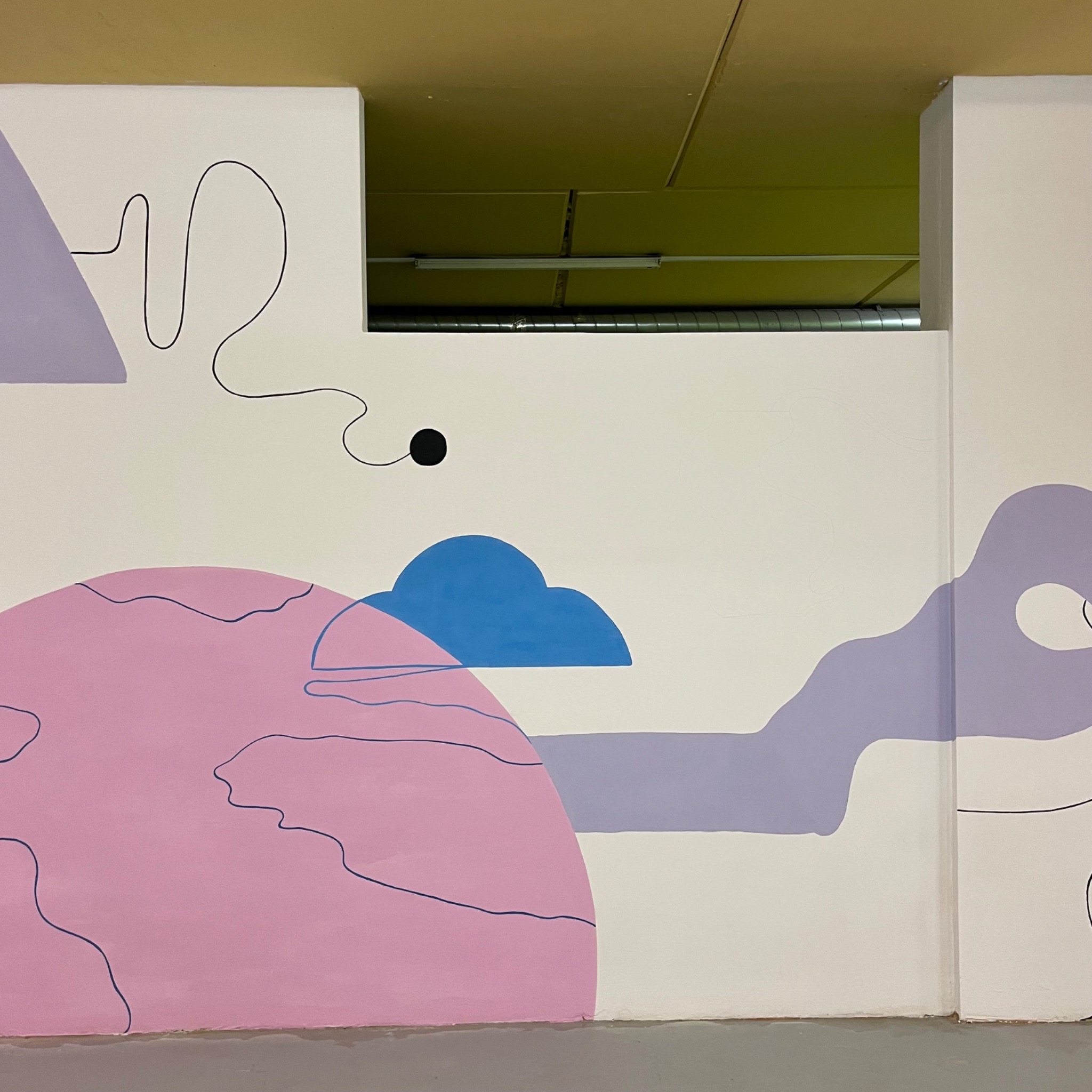 Abstrakcyjna kompozycja malarska na ścianie w pastelowych odcieniach różu, fioletu i błękitu, z czarnymi liniami konturowymi, widoczna wentylacja pod sufitem.