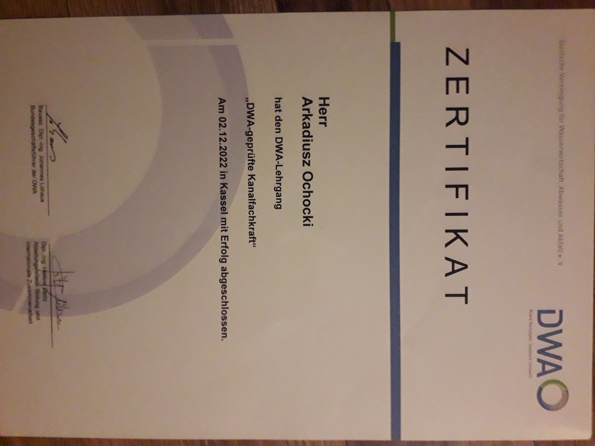 Certyfikat ukończenia kursu DWA dla Arkadiusza Ochockiego, potwierdzający kwalifikacje w zakresie gospodarki wodnej i kanalizacji.