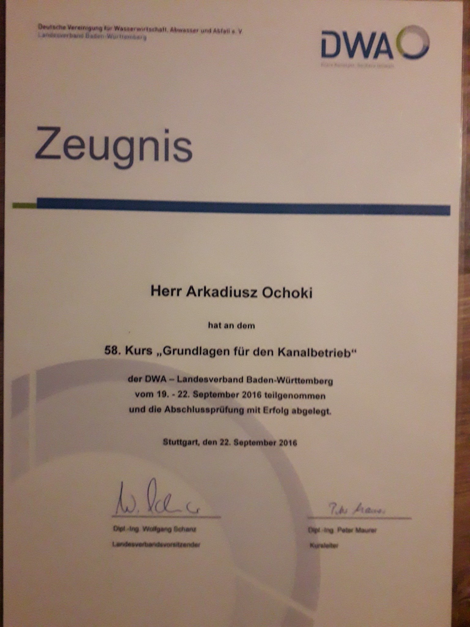 Certyfikat ukończenia kursu 'Grundlagen für den Kanalbetrieb' przez Arkadiusza Ochockiego, wydany przez DWA w Stuttgarcie, prawdopodobnie dla firmy z Czepino zajmującej się dezynsekcją i deratyzacją.