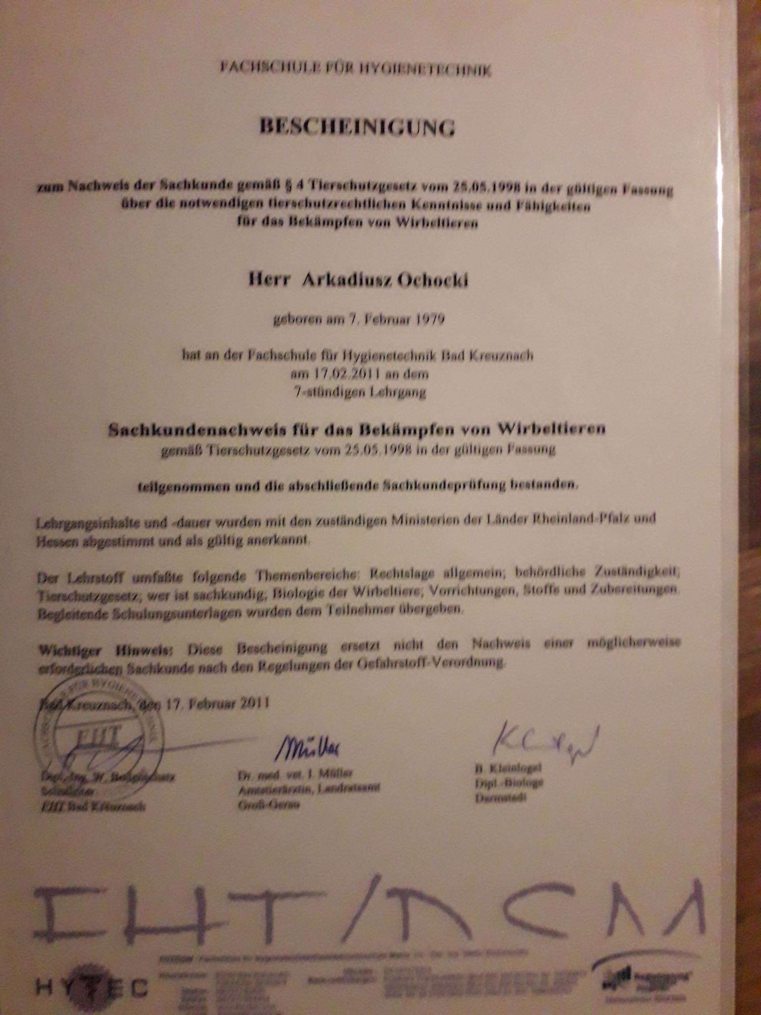 Skan certyfikatu ukończenia kursu z zakresu zwalczania szkodników kręgowych, wydanego przez Fachschule für Hygienetechnik, z podpisami i pieczęciami.