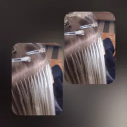 Przedłużanie włosów metodą micro ring, widoczne metalowe obrączki mocujące pasma, spinki podtrzymujące włosy na głowie, ujęcie z bliska.