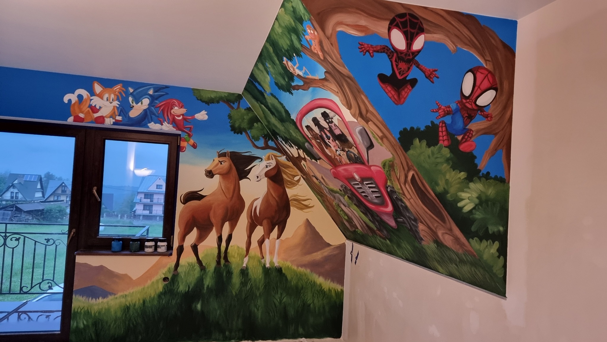 Pokój dziecięcy z ręcznie malowanymi postaciami z bajek: Sonic, Spider-Man, konie w stylu 'Mustang z Dzikiej Doliny' i czerwony traktor z pasażerami.