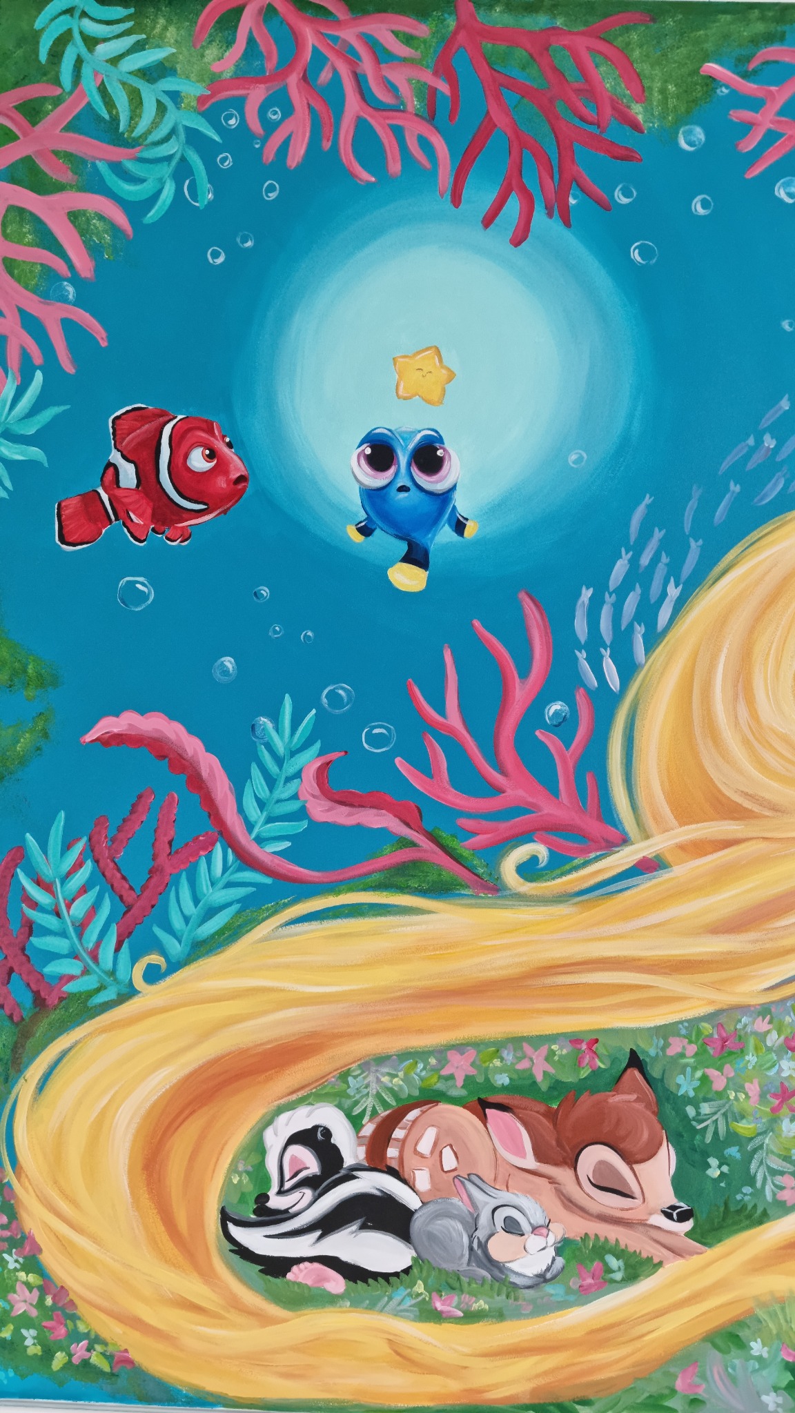 Kolorowy obraz przedstawiający postacie z bajek: Nemo i Dory pod wodą, a pod nimi śpiące zwierzęta z Bambi w trawie pod długimi blond włosami