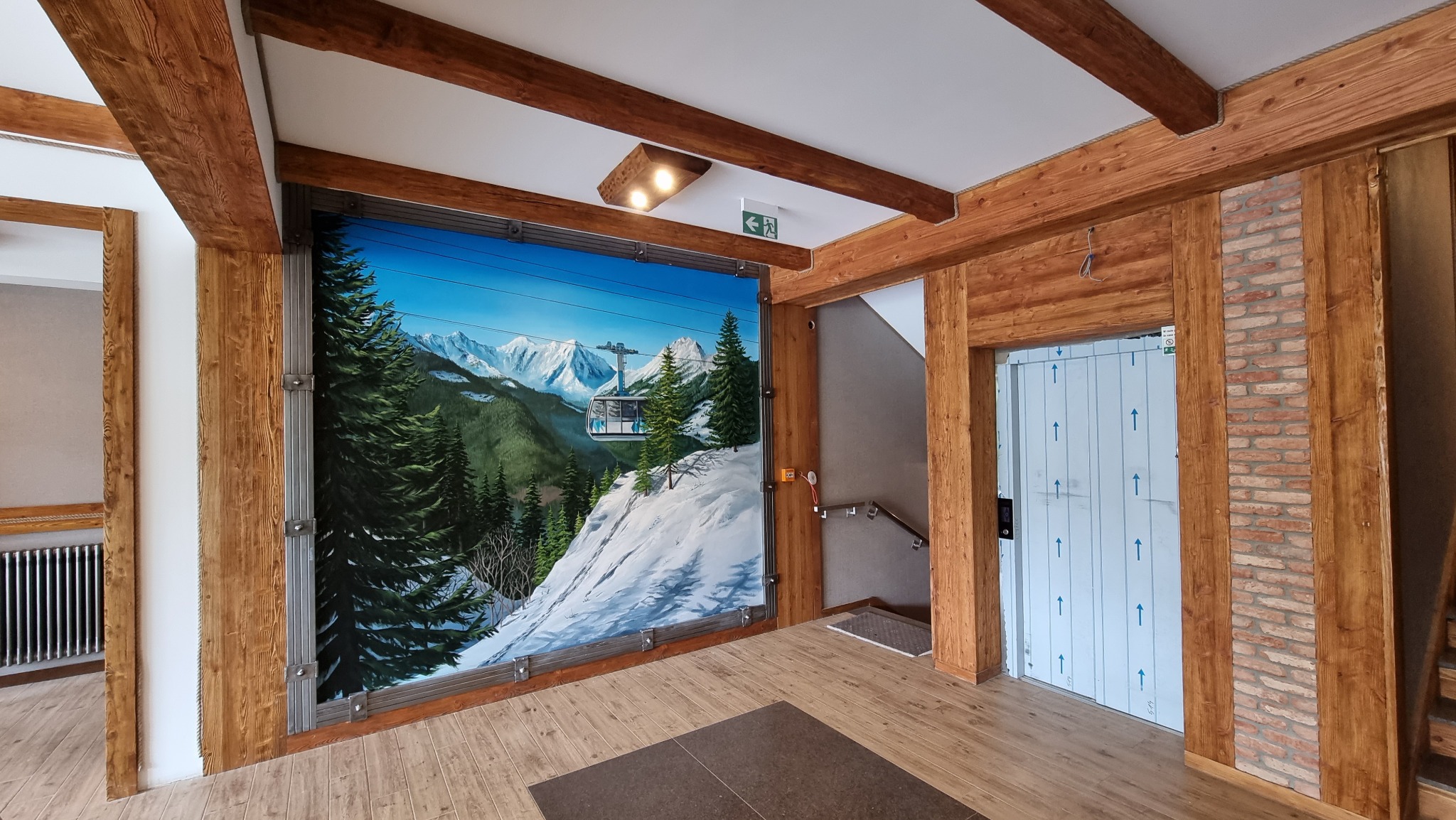 Artystycznie malowana ściana - Kolejka na Kasprowy Wierch. Apartamentowiec w Zakopanem, wielkość oo 3x3 m