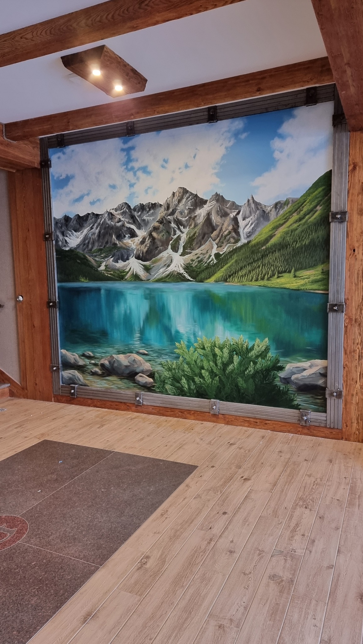 Ściana malowana na zlecenie - Morskie Oko. Apartamentowiec w centrum Zakopanego. Ściana jest wielkości ok 3x3 m