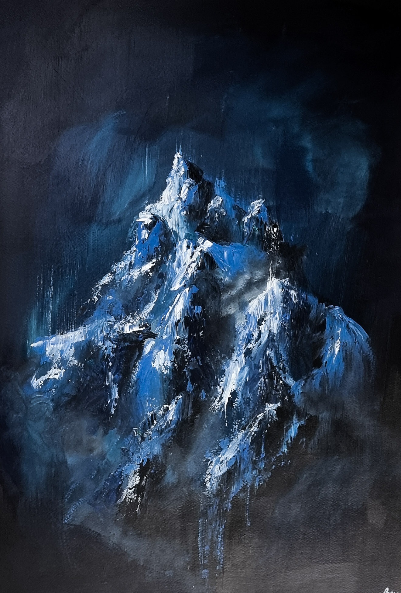 Obraz przedstawia górski pejzaż w odcieniach granatu i bieli, namalowany grubymi pociągnięciami pędzla, z widoczną fakturą farby i imitacją padającego deszczu.