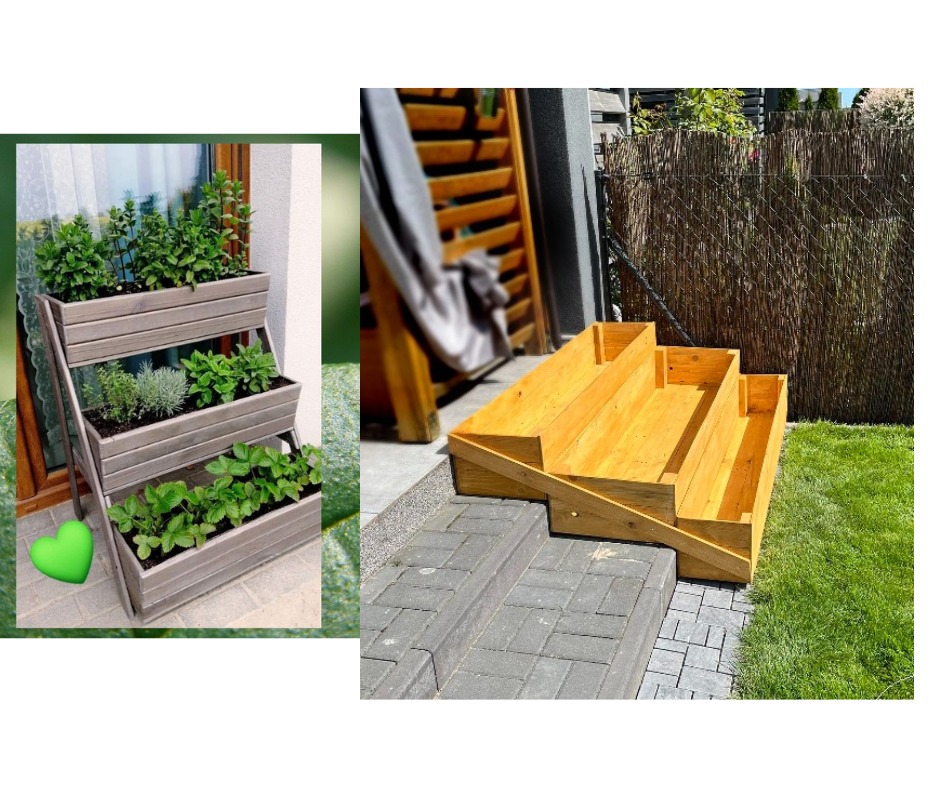 Drewniana, trzystopniowa konstrukcja na rośliny, jedna w szarym odcieniu z ziołami i truskawkami, druga w żółtym odcieniu, ustawiona na zewnątrz na kostce brukowej i trawie.