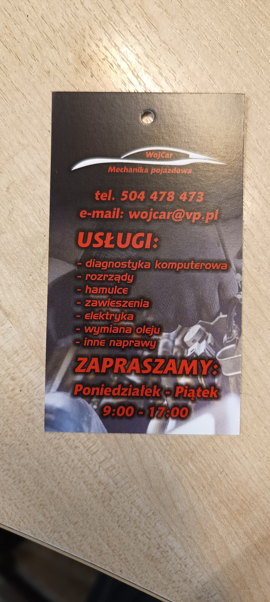 Wizytówka firmy WojCar Mechanika Pojazdowa z listą usług: diagnostyka komputerowa, rozrządy, hamulce, zawieszenia, elektryka, wymiana oleju, inne naprawy, oraz danymi kontaktowymi: numer telefonu...
