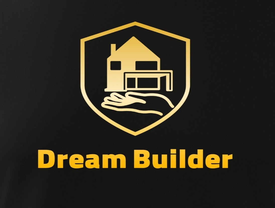 Złote logo firmy budowlanej Dream Builder: dom w tarczy trzymany na dłoni, na czarnym tle.