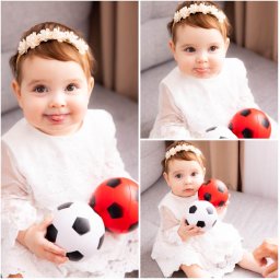 Paulina Rasińska Fotografia - Urocze niemowlę w białej koronkowej sukience i opasce z kwiatkami, siedzące na szarej sofie, trzymające białą i czerwoną piłkę-zabawkę, z różnymi minami.