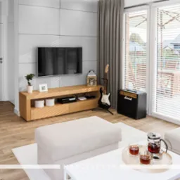 Żaluzje drewniane 50 mm z zasłonami - propozycja do salonu.