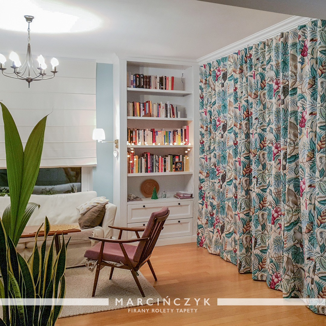 Wzorzyste zasłony na systemie wave w akompaniamencie gładkiej rolety rzymskiej.