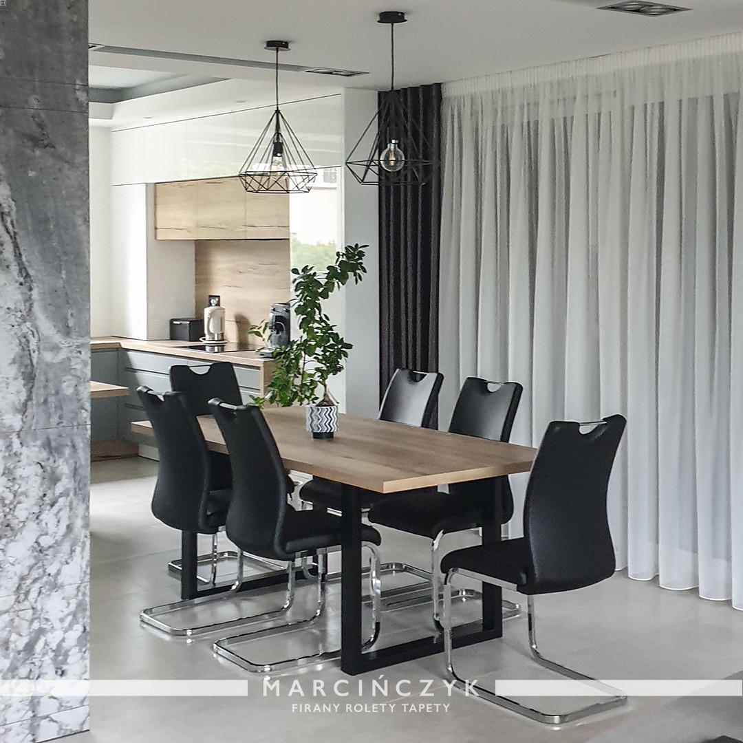 Firany woalowe i zasłony z welwet w monochromatycznej kolorystyce.