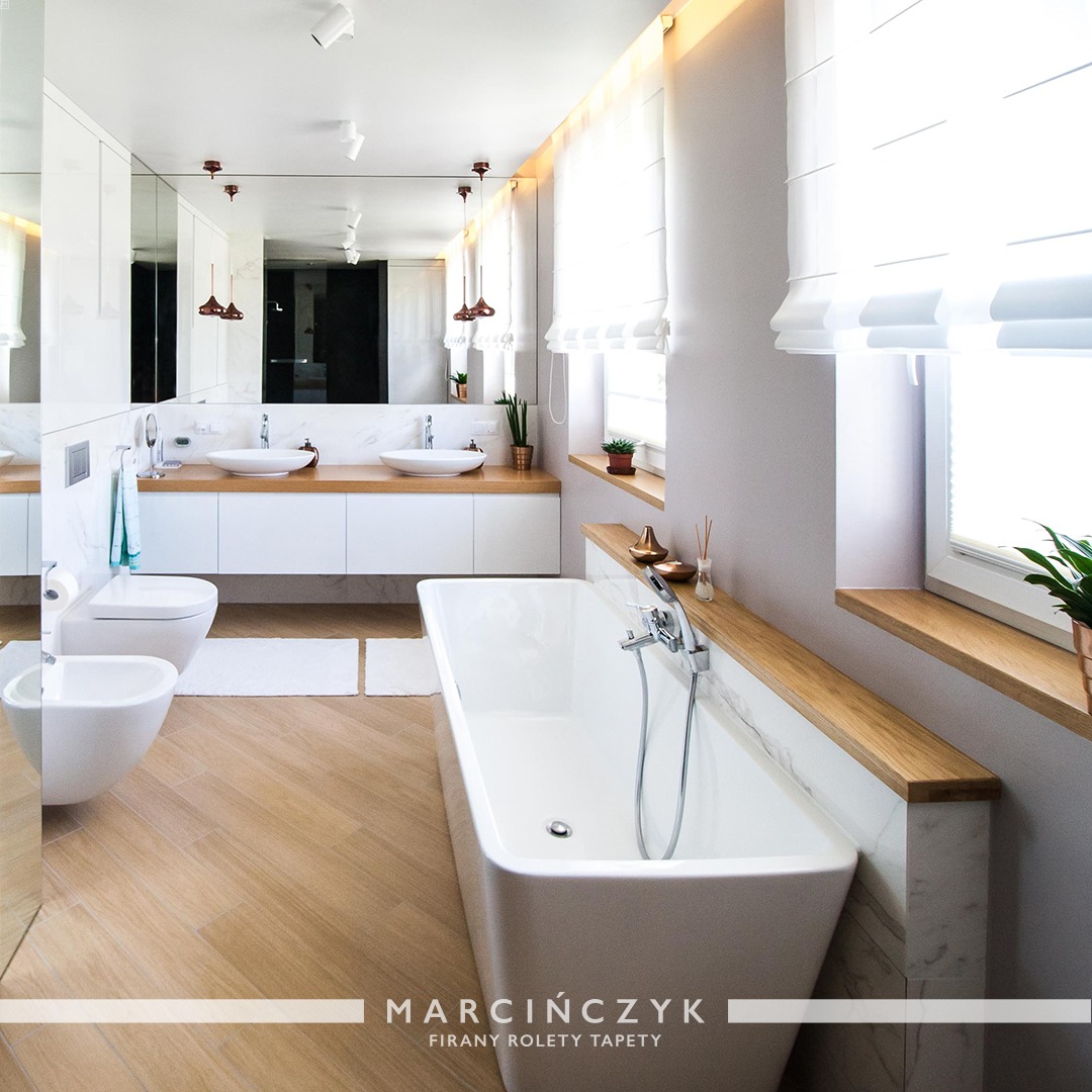 Rolety rzymskie i plisy w jasnej nowoczesnej łazience.