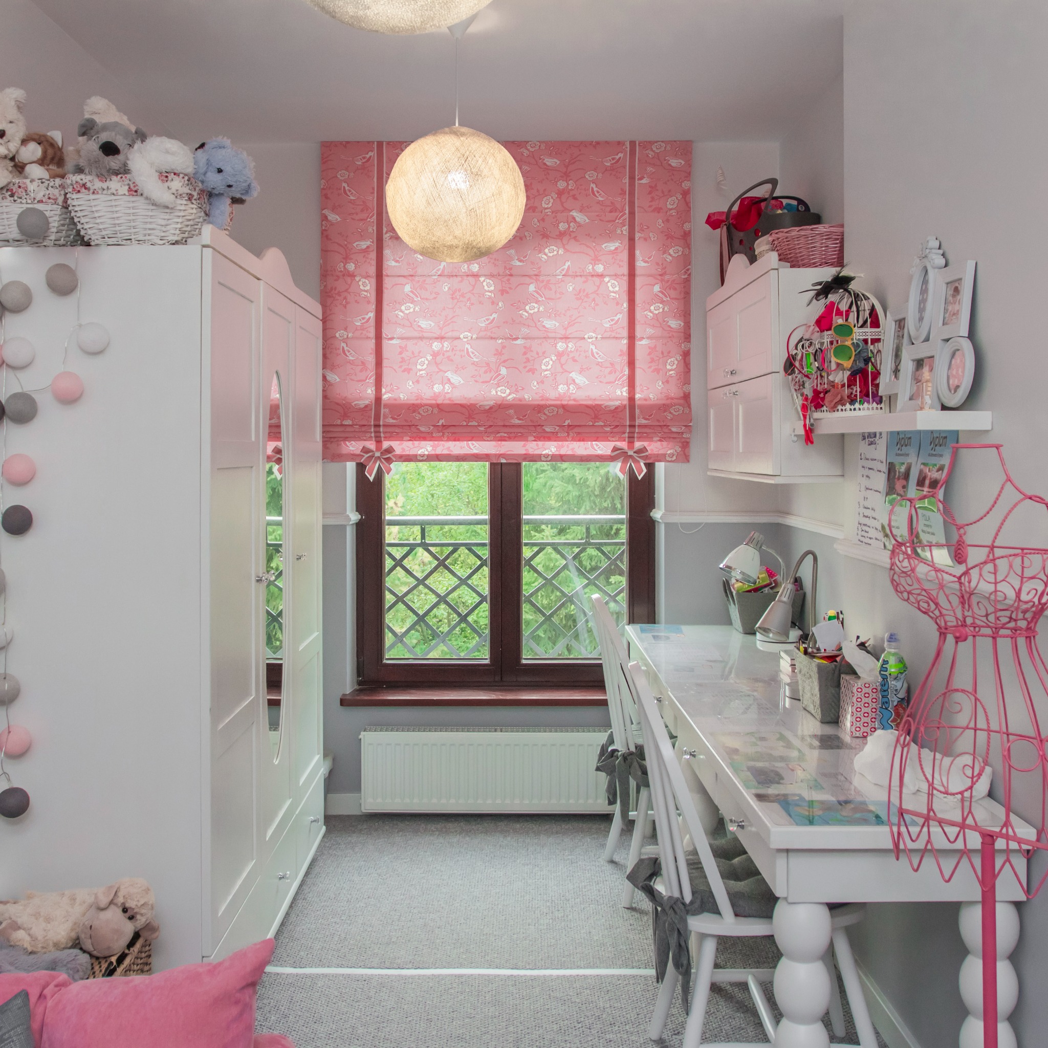 Różowa roleta rzymska do pokoju dziewczynki.
