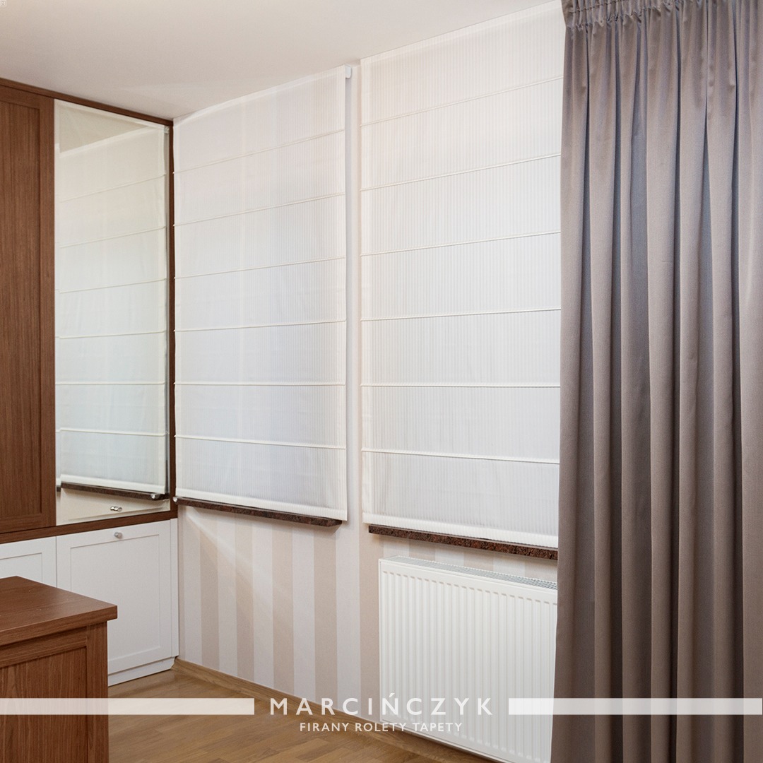 Rolety rzymskie i zasłony - idealne połączenie do sypialni.