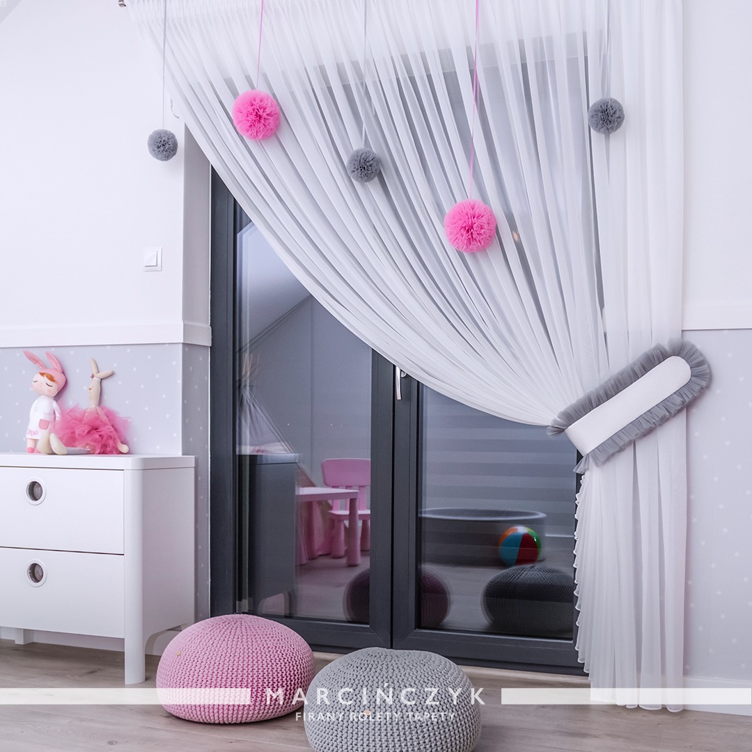 Firanka z pomponami do pokoju dziewczynki.