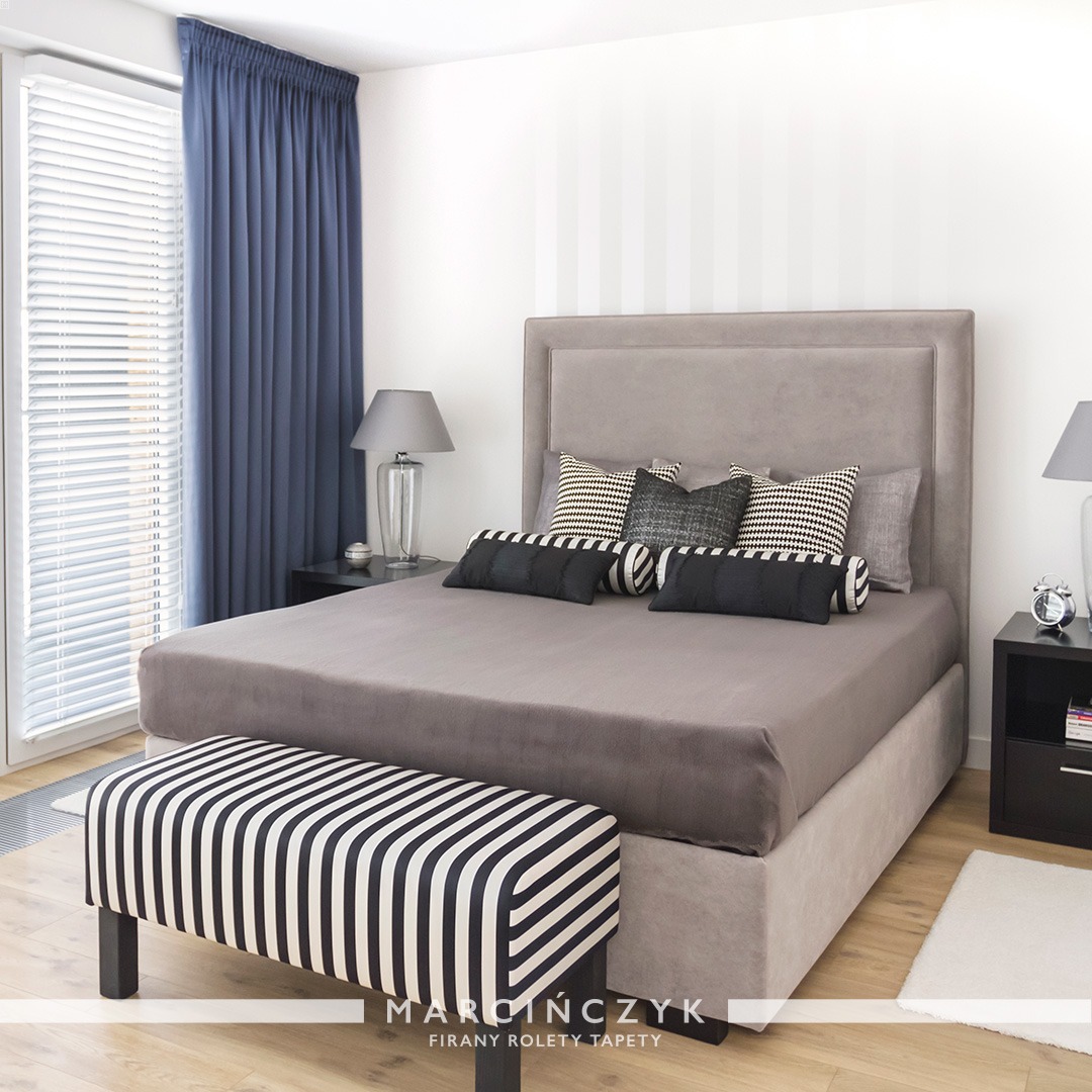 Żaluzje drewniane i zasłony do sypialni.