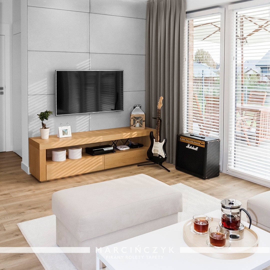 Żaluzje drewniane 50 mm z zasłonami - propozycja do salonu.