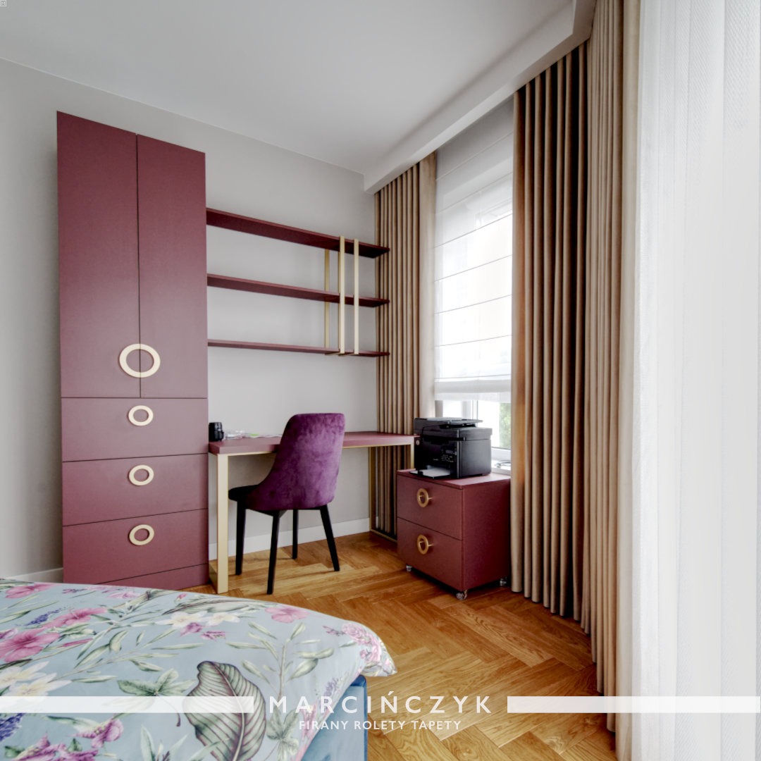 Nowoczesne zasłony di sypialni zestawione z firanami i roletą rzymską.