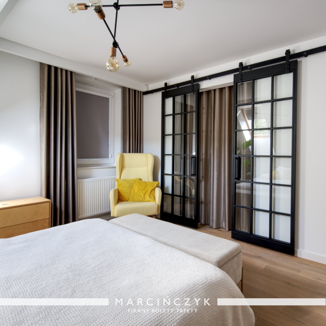 Zasłony na szynie sufitowej do sypialni loft.