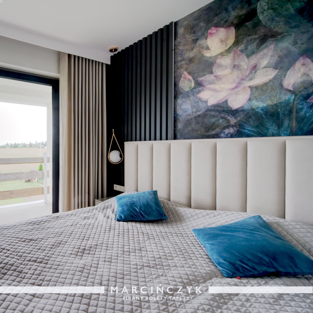 Karnisz sufitowy z listwą maskującą i zasłony z velvetu.