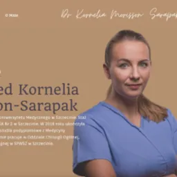Strona internetowa lekarki medycyny estetycznej, z portretem lekarki Kornelii Morisson-Sarapak w niebieskim uniformie na tle strony z menu i informacjami o jej wykształceniu i doświadczeniu zawodowym.