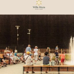 Amart Website Creator - Strona internetowa hotelu Willa Muza w Busku-Zdroju z widokiem na tężnie solankowe i fontannę, prezentująca formularz rezerwacyjny i układ One-Page.