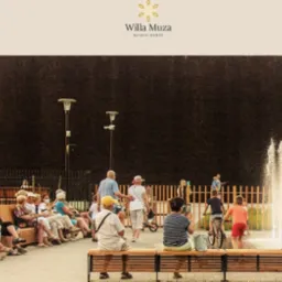 Strona internetowa hotelu Willa Muza w Busku-Zdroju z widokiem na tężnie solankowe i fontannę, prezentująca formularz rezerwacyjny i układ One-Page.