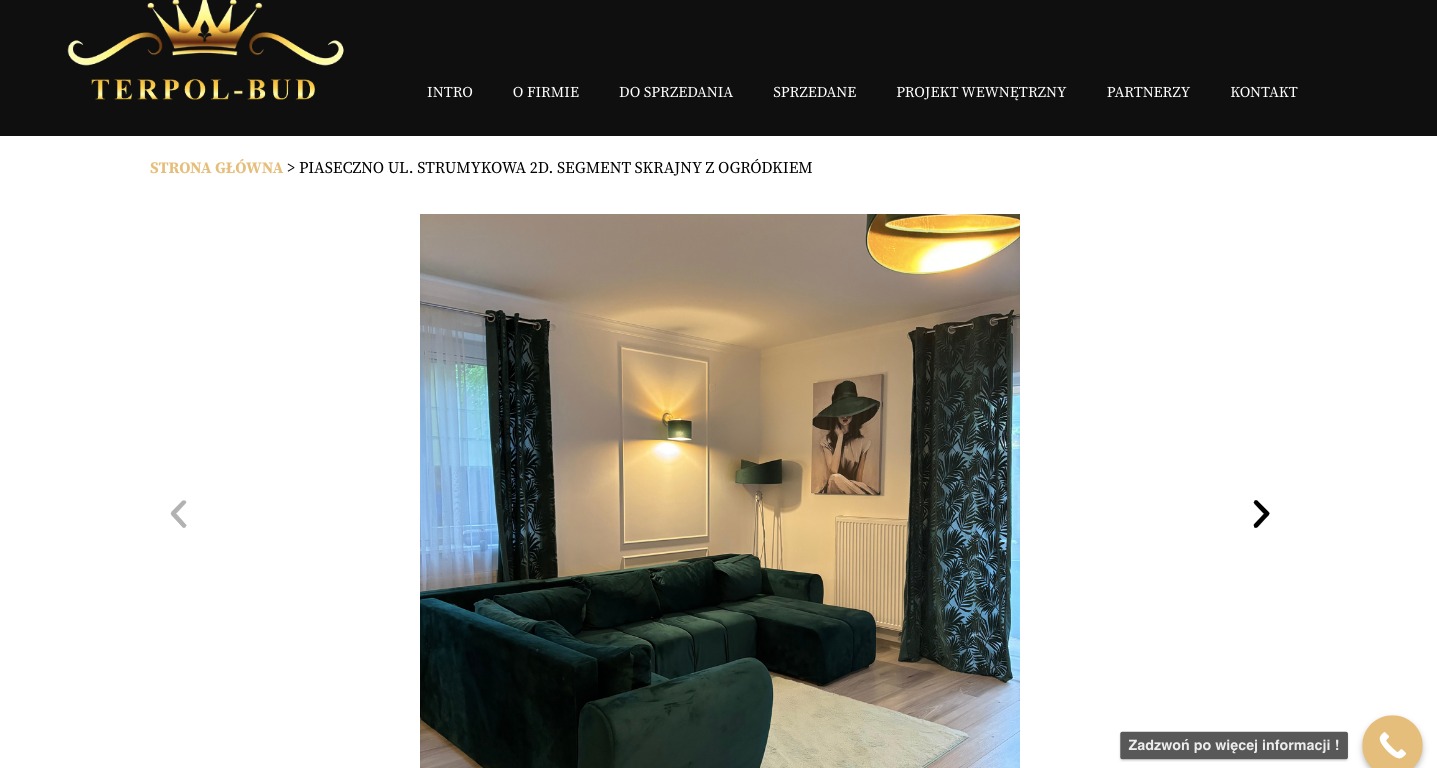 Wnętrze salonu z zieloną, narożną sofą, zasłonami w liście palmowe i obrazem kobiety w kapeluszu, prezentowane na stronie dewelopera nieruchomości.