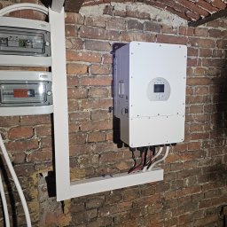 Bartosz Rokosz - Montaż falownika hybrydowego wraz z zabezpieczeniami AC DC