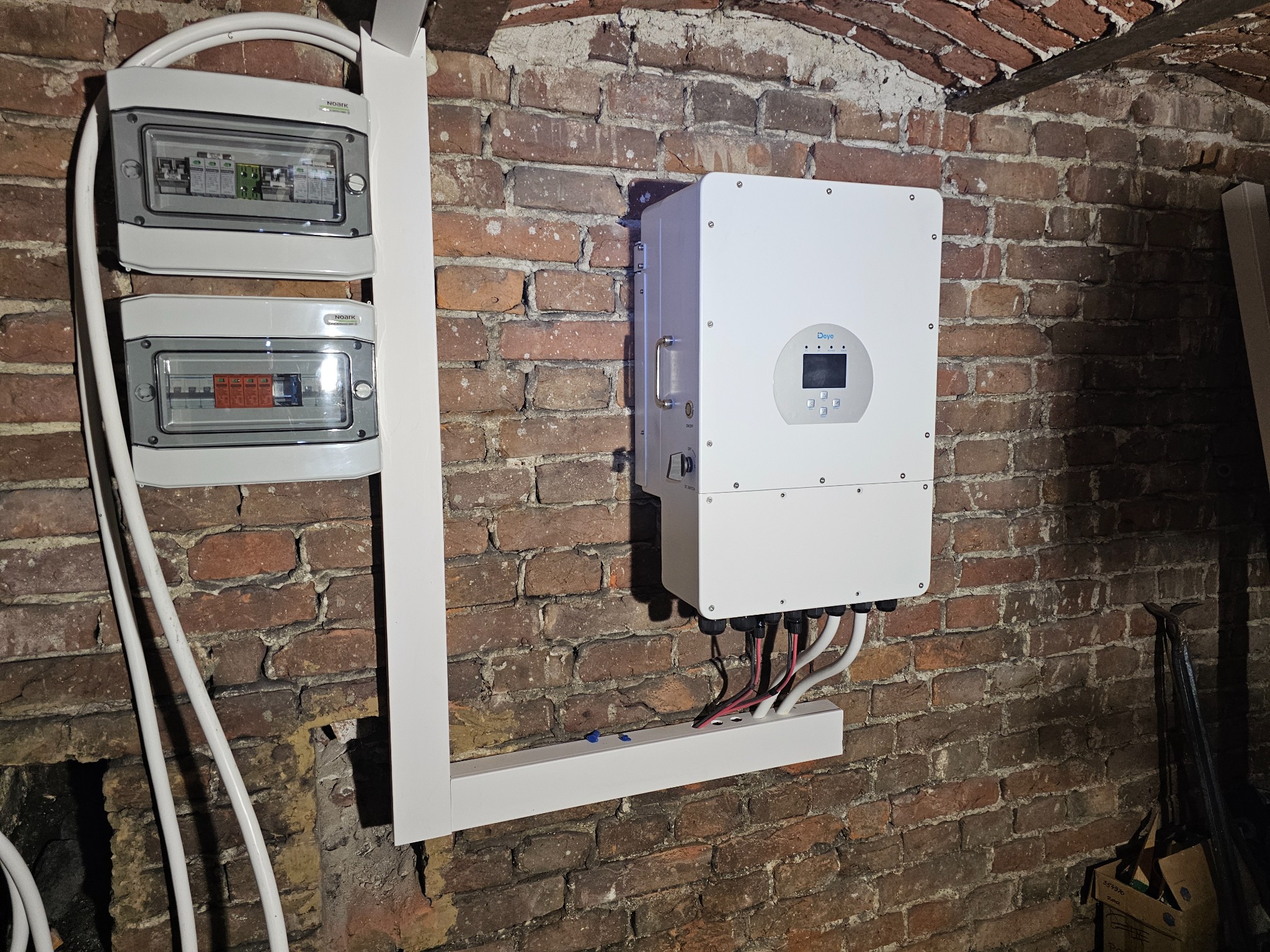 Montaż falownika hybrydowego wraz z zabezpieczeniami AC DC