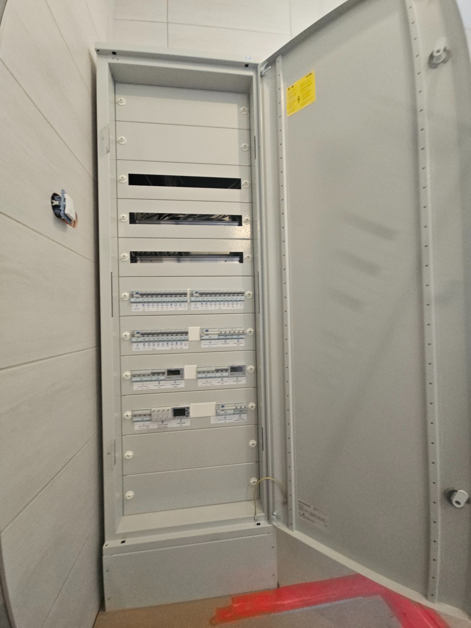 Prefabrykacja rozdzielnicy pod automatykę budynową