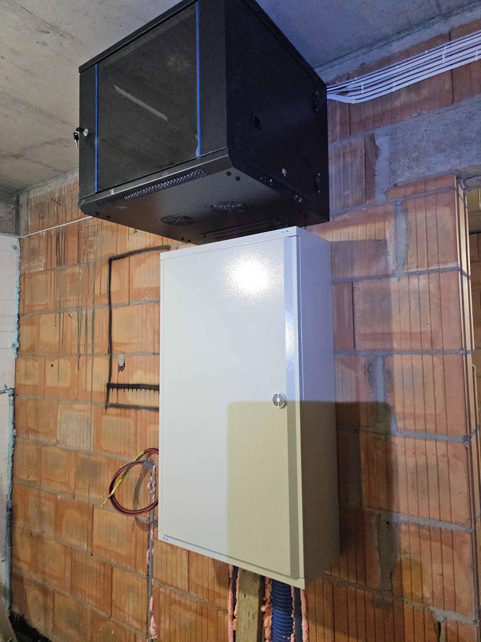 Rozdzielnica teletechniczna i elektryczna w inteligentnym budynku