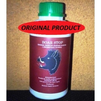 Butelka środka odstraszającego dziki 'Boar Stop' z wizerunkiem dzika, na etykiecie napis 'Original Product', zielona zakrętka, tło w odcieniach brązu.