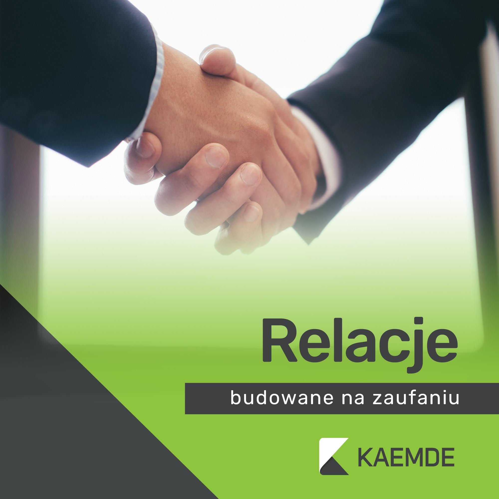 Uścisk dłoni w garniturach na tle zielono-szarej grafiki z napisem 'Relacje budowane na zaufaniu' i logo KAEMDE.