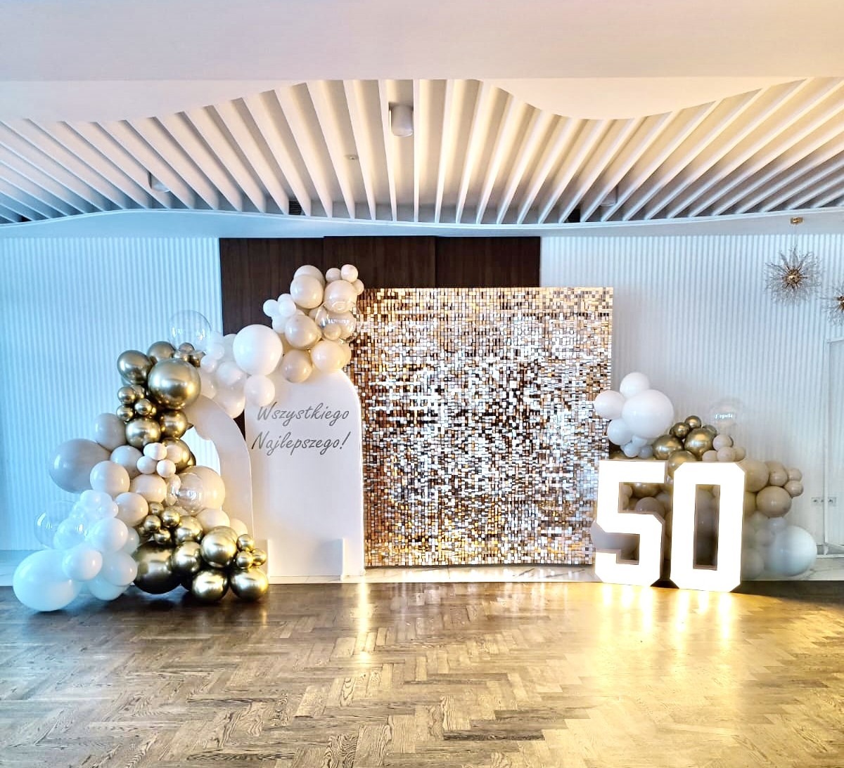 Dekoracja z panelem cekinowym i cyframi led