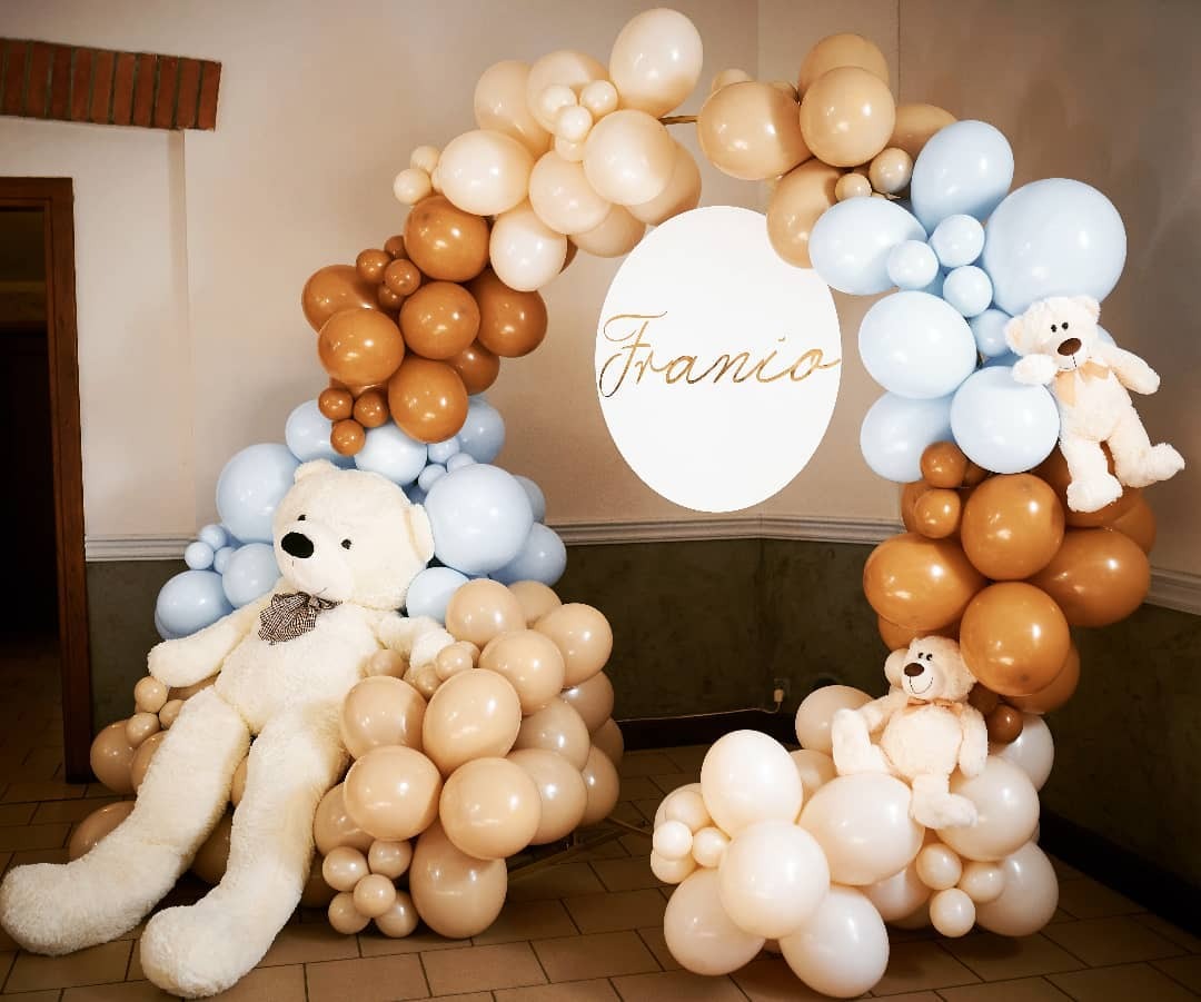 Dekoracja balonowa w kształcie łuku z pluszowymi misiami, w kolorach beżu, brązu i błękitu, z okrągłą tabliczką z napisem 'Franio' złotą czcionką.