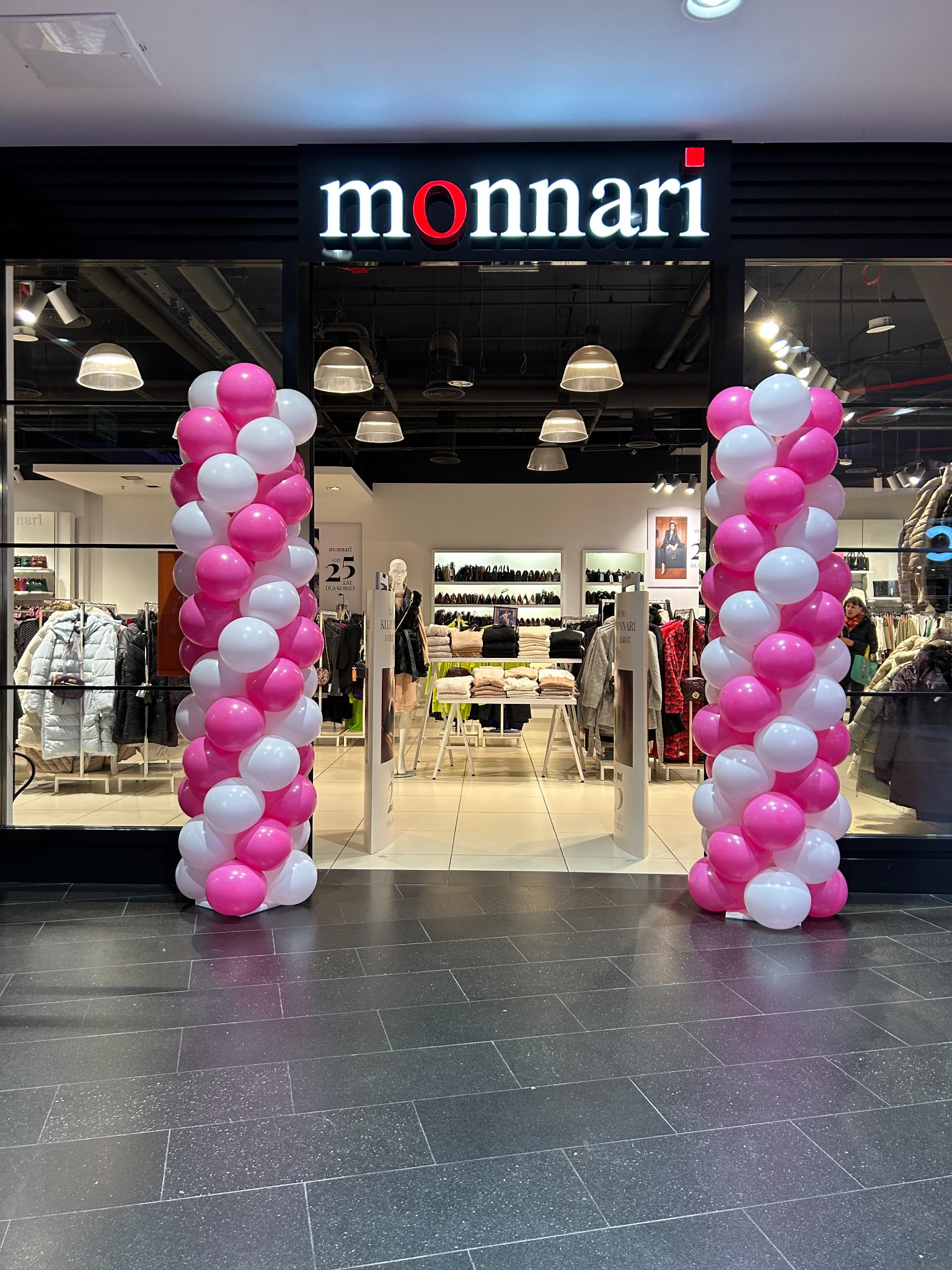 Kolumny balonowe dla sieci sklepów Monnari